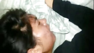 Hai công hiển thị cảnh mát xa sex mỹ tuyệt vời của vén váy trong các đường phố