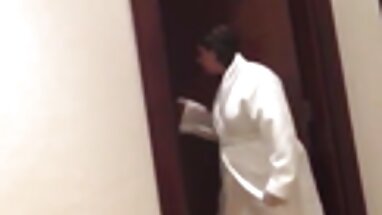 Cô massage kích dục phim sex bé chèn một dương vật vào trong âm hộ của cô