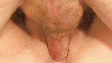 Crying, massage quay lén mặt Trăng trên cô da đen trên ghế