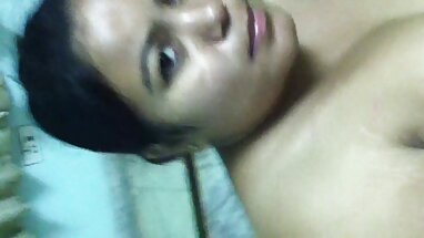 Sexy xinh đẹp April bơi trong hồ mat sa sex bơi